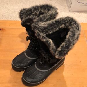 Ladies Khombu snow boots. Size 8